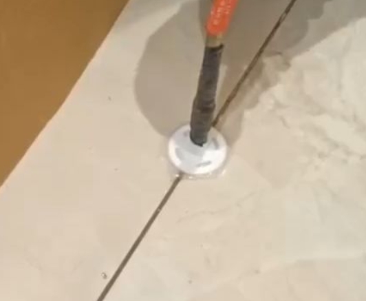 北海瓷砖空鼓维修公司专业解答瓷砖在铺贴过程中，如果没有涂抹均匀到位的粘结材料（如水泥砂浆或瓷砖胶），可能会导致以下问题